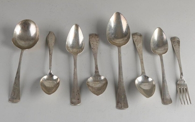 Lot with 8 silver cutlery parts, 7 parts, 833/000, with 4 spoons, a fork, a vegetable spoon and a potato spoon and a spoon, 925/000, with engraving, in various models: Hollands smooth, point fillet and Haags Lofje.MT .: ao JM van Kempen, Voorschoten...