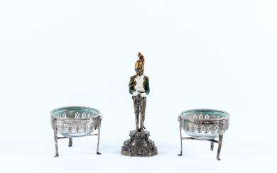 Lotto composto da figuretta di ufficiale napoleonico in argento e smalti policromi unito a coppia di saliere tripodi in argento…