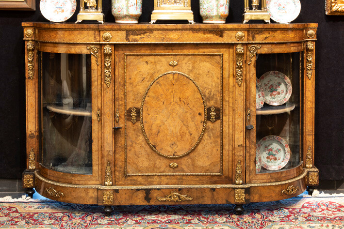 Mid-nineteenth century neoclassical dresser in rootwood decorated with decorated bronze fittings and with a central full door flanked on both sides by a glazed display case door||mid 19th Cent. English neoclassical sideboard in burr or walnut and with...