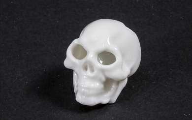 Miniatur Totenschädel / A miniatur skull, Nymphenburg, 20. Jh.