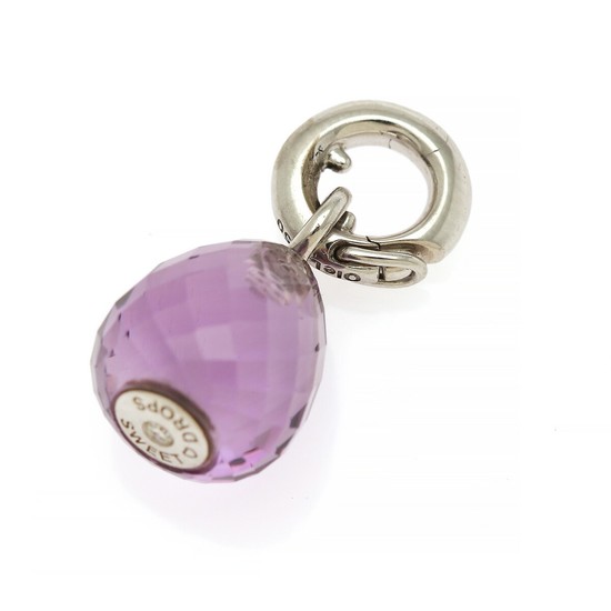 Ole Lynggaard: “Sweet Drop” amethyst charm set with a faceted amethyst mounted in 18k white gold. L. 2.3 cm.