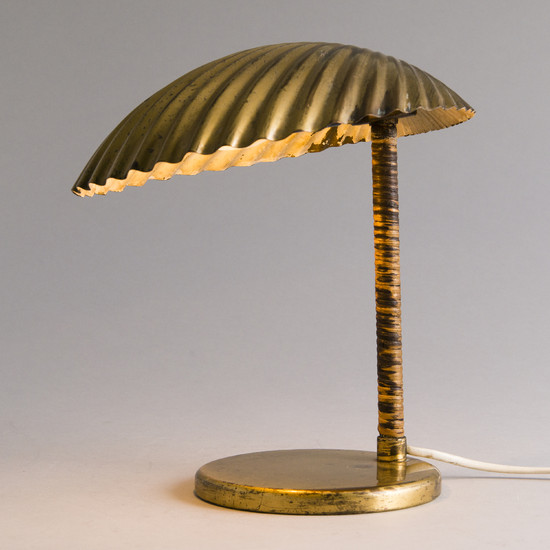 PAAVO TYNELL, A DESK LAMP. A shell. Manufactured by Taito Oy. Designed in 1938/39.