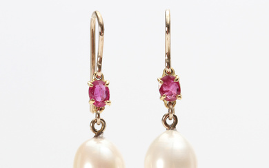 PEARL EARRINGS 14K cultured pearls and rubies.