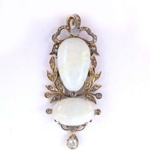 PENDANT in 18K yellow gold with vegetal decoration adorned with rose-cut diamonds holding 3 white opals. Dimensions: 5 x 1.8 cm. Gross weight: 7.66 gr. A diamond, opal and gold pendant.
