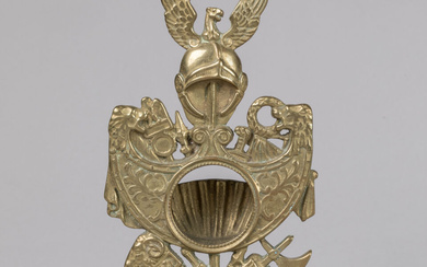PORTE-MONTRE en bronze à décor style antique de trophée et casques de guerrier. Style Empire, époque XIXème siècle. H. 25 cm.