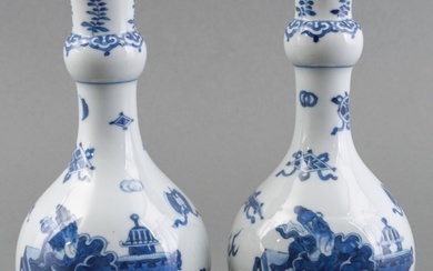 Paar Chinees porseleinen knobbelvazen met blauw-wit decor van kostbaarheden...