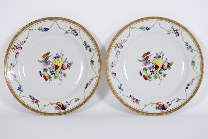 Paar achttiende eeuwse Chinese borden in porselein met een "Chine de Commande" - decor met polychroom bloemendecor - diameter : 23 cm ||pair of 18th Cent. Chinese plates in porcelain with a polychrome decor