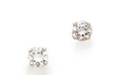 Paire de clous d'oreilles en or gris 18K (750), ornés chacun d'un diamant brillanté en...