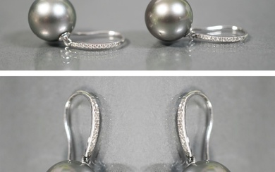 Paire de pendants d'oreilles avec perle de Tahiti et brillants, WG 585, ,chacun avec une...