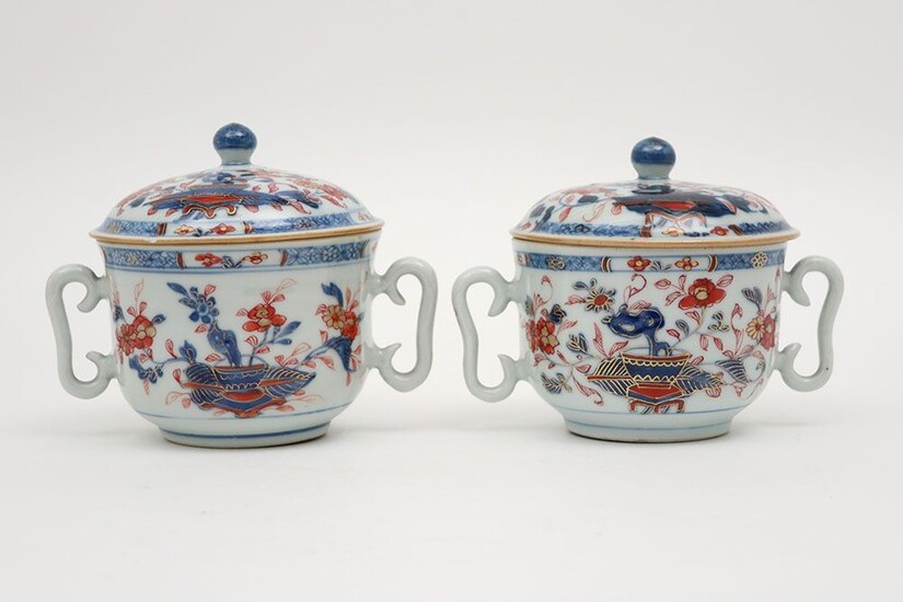 Paire de pots chinois de la fin du XVIIIe siècle avec deux poignées en porcelaine...