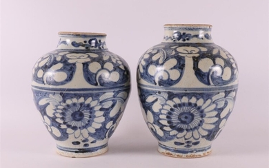 Paire de vases Swatow en porcelaine bleue et blanche de forme balustre, Chine, 17e/18e siècle....