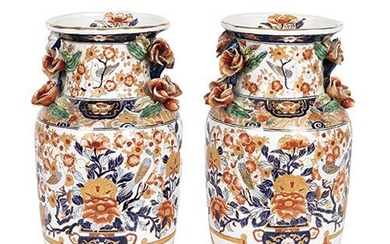 Paire de vases en porcelaine émaillée, style Imari. Avec marque sur la base. Hauteur :...