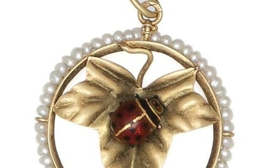 Pendant " Feuille " in enamelled yellow gold, decorated with a ladybird in a circle of seed beads. Longueur : 2 cm. P. Brut : 1,4 g.