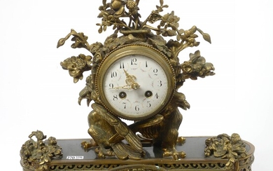 Pendule de style Louis XVI en bronze doré au cadran soutenu par deux "Aigles". Epoque:...