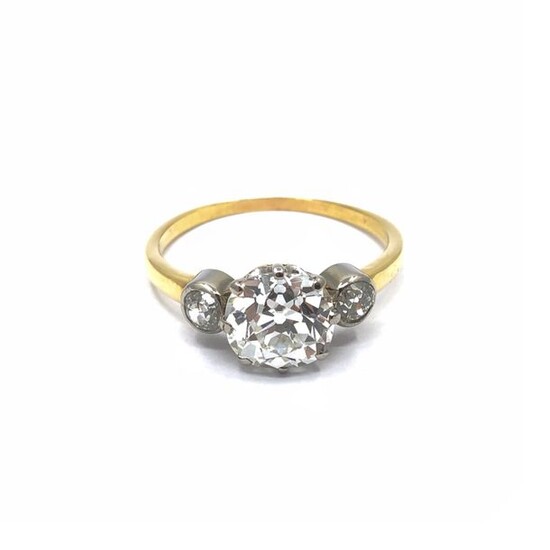 RING in 750 white gold decorated with a 2.67 ct antique cut diamond set with two diamonds in a closed setting