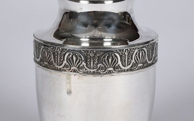 RISLER et CARRE (1897-1912) Vase balustre en argent uni à décor en registre d'une frise...