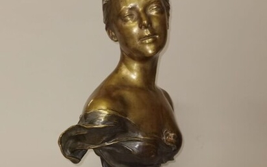 * Raoul Larche (1860-1912) « Le sourire » Buste en bronze à patine dorée et...