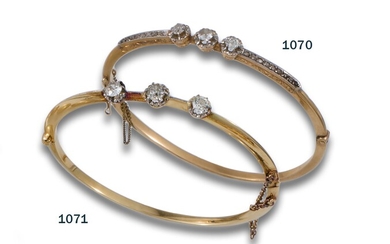 Rigid 18kt yellow gold bracelet set with three central old-cut diamonds.