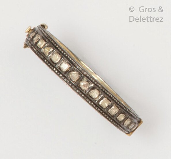 Rigid bracelet opening in silver, adorned with rose-cut diamonds set with lines of smaller diamonds on the edge of the bracelet. P. Rough: 46.1 g.