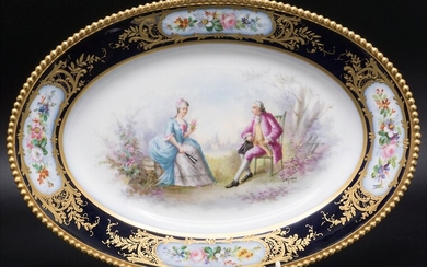 Servierplatte mit galanter Szene in Watteaumalerei / A serving plate with a gallant scene, Sèvres,...