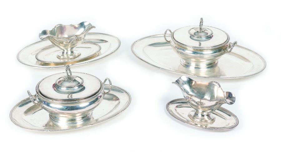 Set of 8 pieces in the Louis XVI style in 950/1000 silver including a pair of two-handled round vegetable dishes and their lids, a pair of sauce boats on a two-handled display with two spouts and three oval dishes, one of which is decorated with...