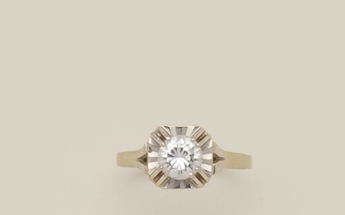 Solitaire en or gris 18K (750/1000) orné d’un diamant taille brillant pesant 0,81 carat, F,...