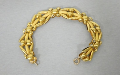 Stylized fleur-de-lys yellow gold bracelet. Weight: 8 grs....