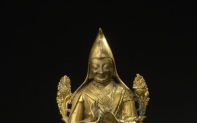 TIBET - XVIIe/XVIIIe siècle Statuette en bronze doré de Tsongkhapa assis sur le lotus, les...