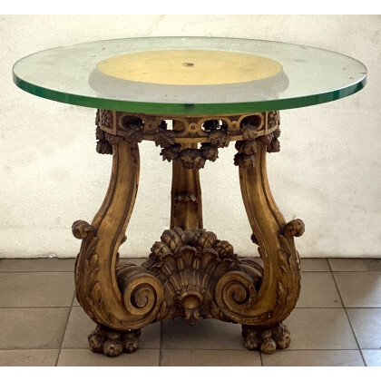 Tavolino da salotto con sostegno tripode in legno intagliato e dorato a conchiglie, volute e motivi vegetali, piano tondo in...