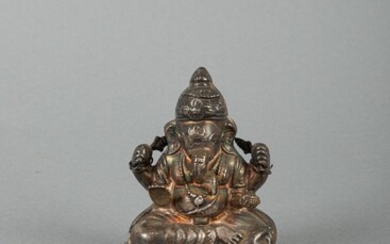 Tibet, Statuette en cuivre argenté repoussé, représentant Ganesh assis en médiation. H. 10,3 cm (Petits...