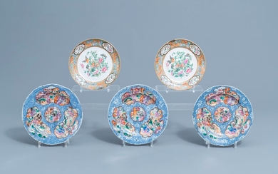 Trois assiettes en porcelaine de Chine famille rose à décor mandarin et deux assiettes famille rose de Canton à décor de fleurs, 18ème/19ème siècle