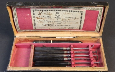 Dental kit by Capron. Cutler at the Étoile Couronnée. Place de l'École de Médecine Près le Fontaine in Paris. Manufacturer of surgical instruments in gold, silver and steel. 19th century. Dim. 19,*8,3 cm