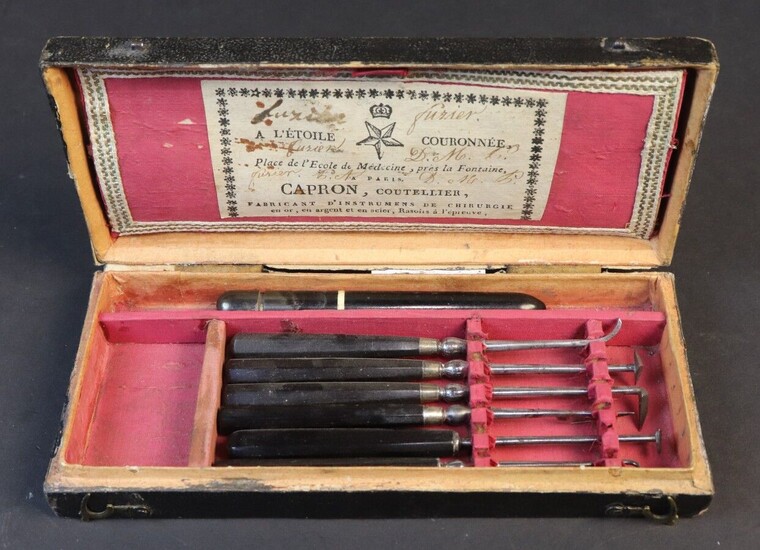 Dental kit by Capron. Cutler at the Étoile Couronnée. Place de l'École de Médecine Près le Fontaine in Paris. Manufacturer of surgical instruments in gold, silver and steel. 19th century. Dim. 19,*8,3 cm