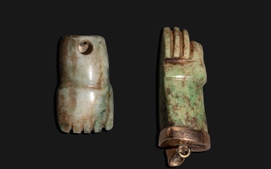 Un lot réunissant deux anciens pendentifs, éléments de collier représentant une main et un pied,...