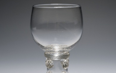 Un roemer en verre anglais pour le marché de l'exportation, 18ème siècle, la coupe reposant...