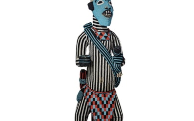 Une grande figure d'ancêtre camerounais du tribe Bamun Figure en bois d'un homme recouverte de...