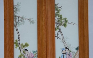 Une paire de plaquettes en porcelaine de Chine famille rose 'couples amoureux' (80x19cm)
