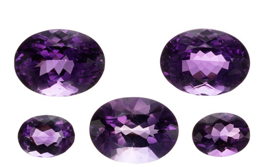 Unmounted Amethysts The lot includes five oval-shaped amethysts measuring...