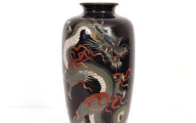 VASE CLOISONNÉ à décor d'un dragon sur fond bleu nuit Japon début XXème H :...
