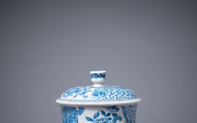 VIETNAM, fin du XIXe-début du XXe siècle Pot couvert en porcelaine "Bleu de Hue", à...
