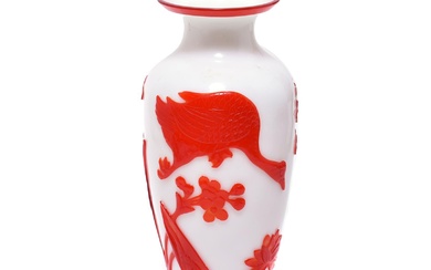 Vase. China | Pekingglas, Überfangglas Rot auf Weiß.