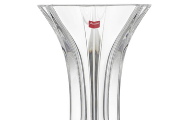 Vase à col évasé en cristal Baccarat, XXe. De forme quadrangulaire à côtes pincées, h. 20 cm