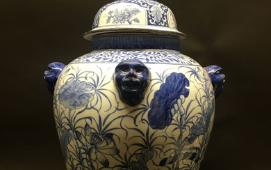 Vase couvert en porcelaine bleu blanc, cerclé... - Lot 170 - De Baecque et Associés