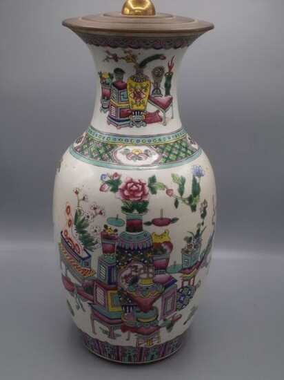 Vase en porcelaine de Chine polychrome à... - Lot 170 - L'Huillier & Associés