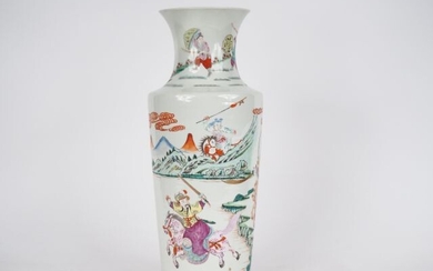 Vase en porcelaine et émaux famille rose décor de cavaliers, de joutes équestres sur un...