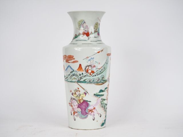 Vase en porcelaine et émaux famille rose décor de cavaliers, de joutes équestres sur un...