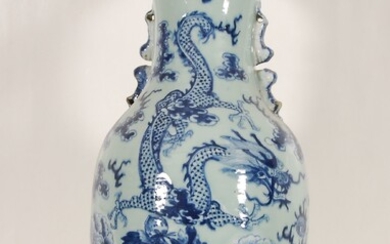 VaseAnses en forme de chiens de fô. Décor bleu sur fond céladon de dragons. Chine....