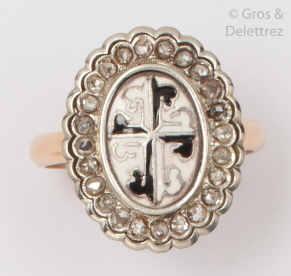 Yellow gold ring, decorated with a pattern of white and black enamelled crosses in a ring of rose-cut diamonds. Tour of doigt : 56. P. Brut : 6,2g.