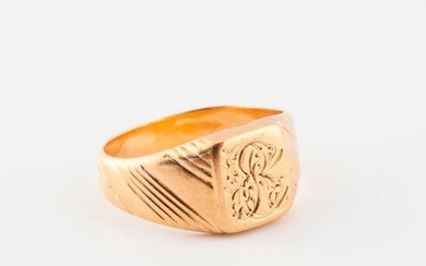 Yellow gold signet ring (750) with figures.