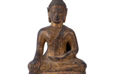 Zittende boeddha. Thailand. 20ste eeuw. Brons, verguld, details rood beschilderd. Herkomst en certificaat: Arts and